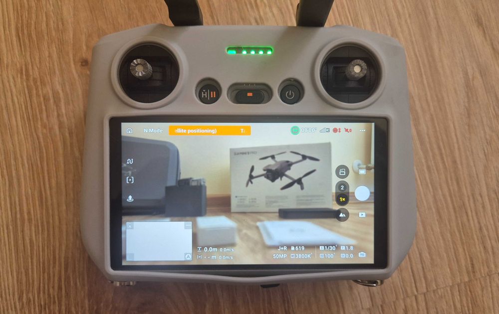 Продавам дрон DJI Mini 5 Pro fly more combo(RC2)