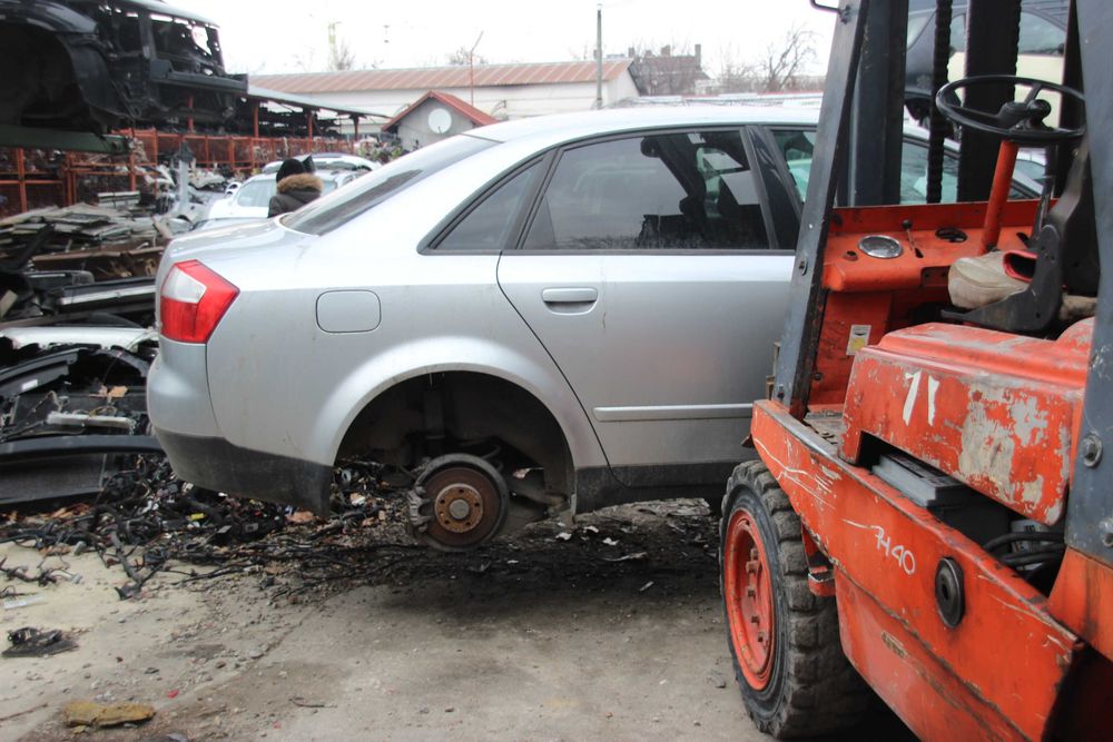 АУДИ  А4 2.0i  Audi  A4 автомат  – само на части