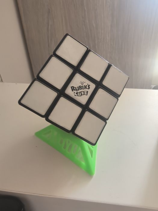 Кубче Рубик със стойка