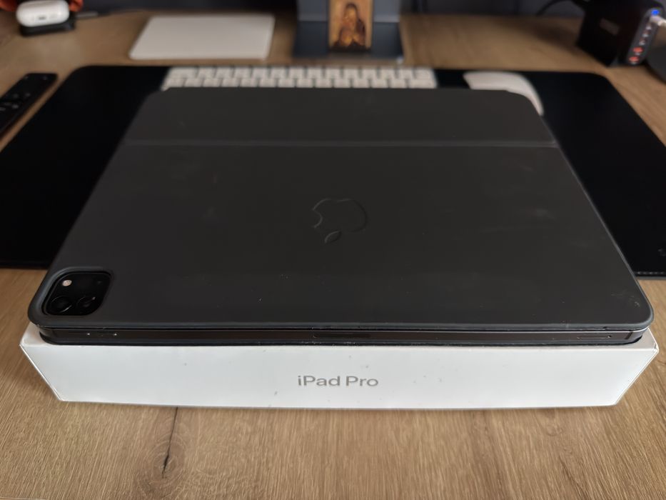 iPad Pro 12.9 Gen 6 2TB Stocare Wi-Fi + Cellular si Magic keyboard