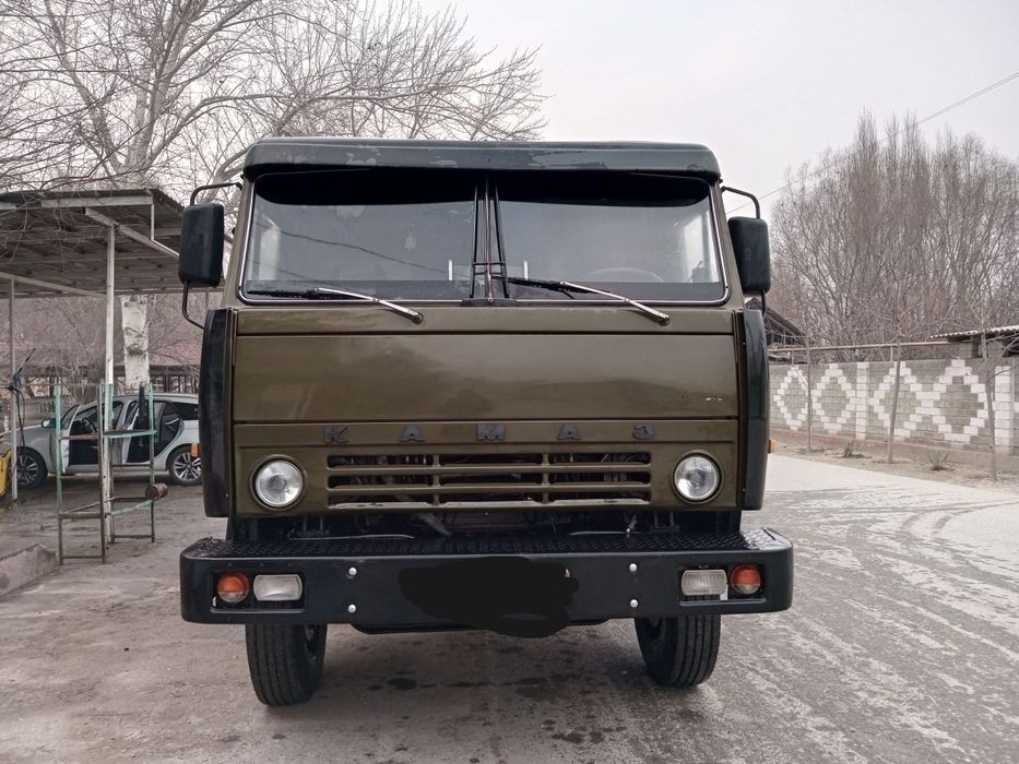 Yuk avtomobili sotiladi