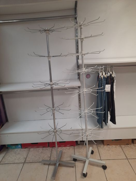 Продаваме обзавеждане за магазин за дрехи