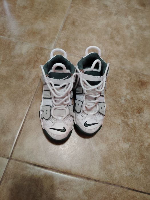 Vînd adidași nike uptempo