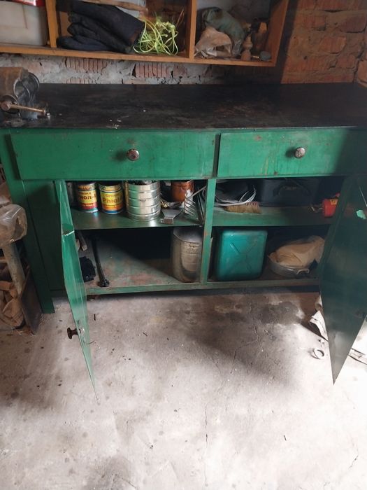 Продам стол слесарный.