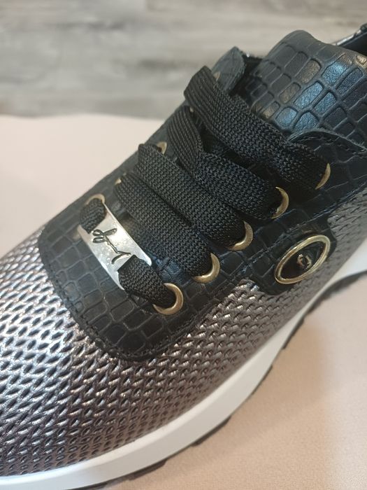 Женские кроссовки