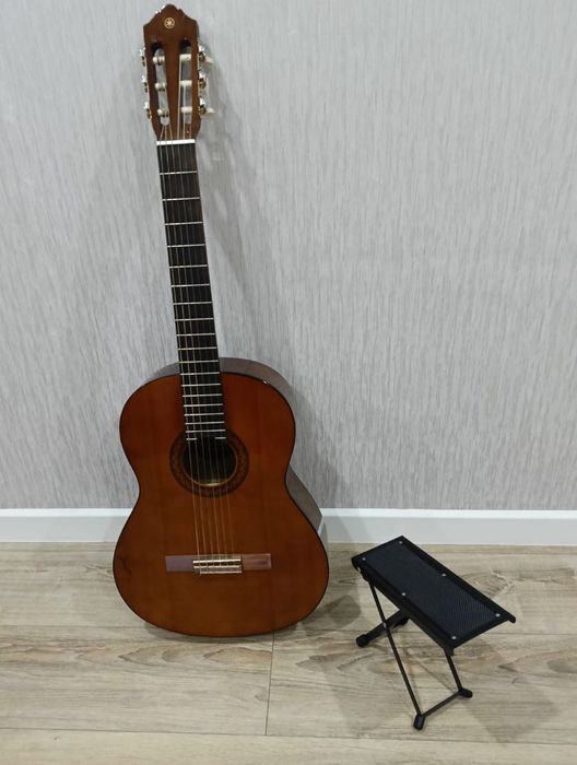 Продам гитару YAMAHA C 40