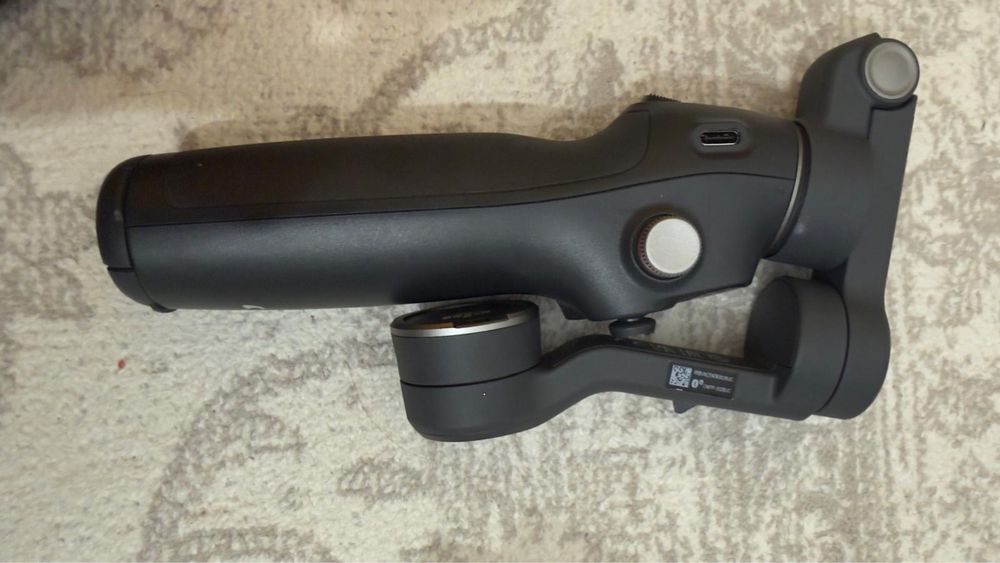 Stabilizator gimbal extensibil pentru smartphone