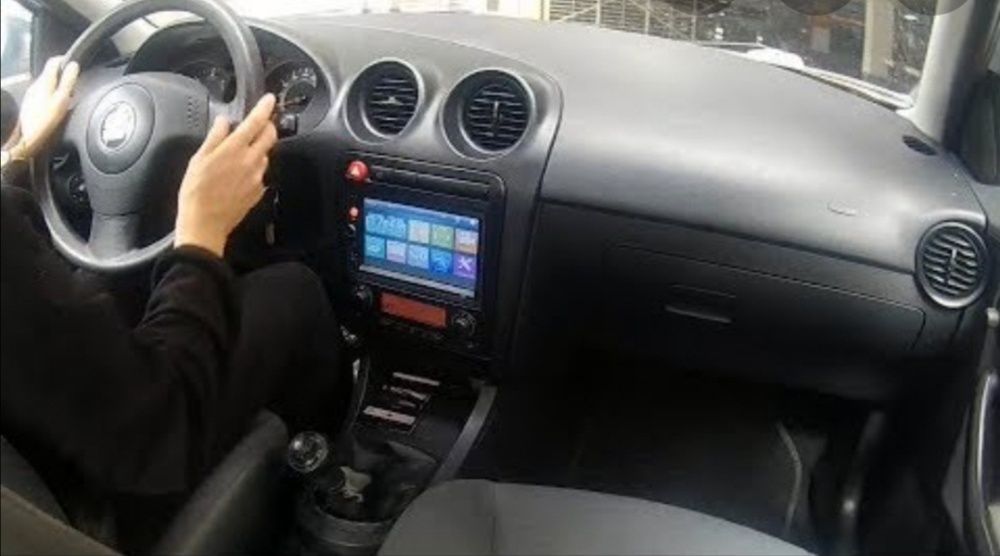 Navigatie MP5 Casetofon Seat Ibiza Waze YouTube prin MirrorLink BT USB