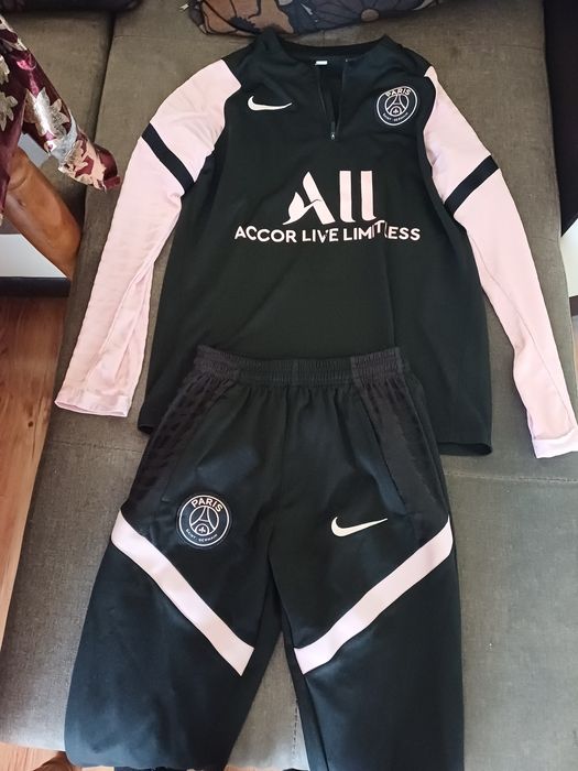 Продавам спортен анцунг NIKE на PSG