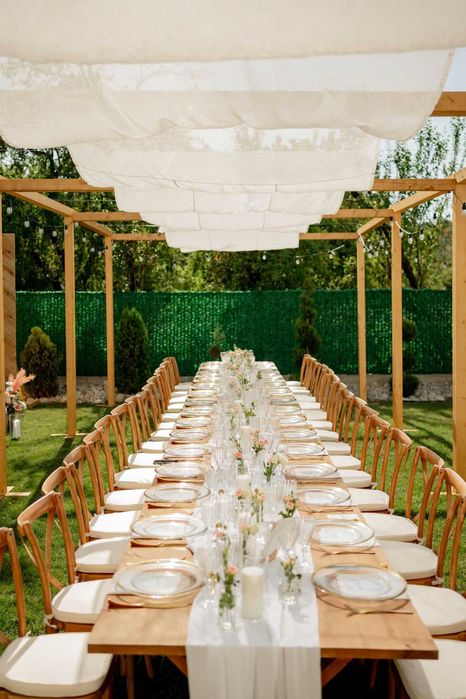 Mobilier rustic pentru evenimente – scaune lemn, mese, veselă premium