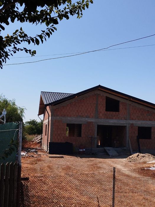 Casă de vânzare la rosu