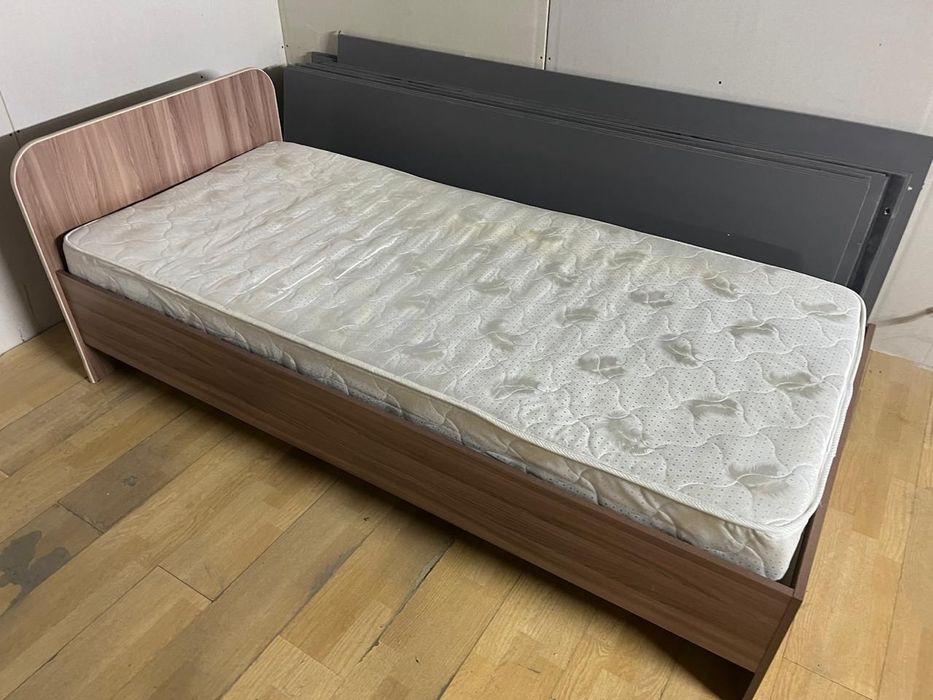 Кровать с матрасом односпальная