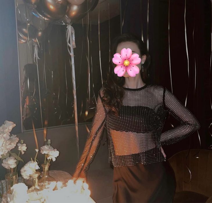 Нарядная блузка со стразами