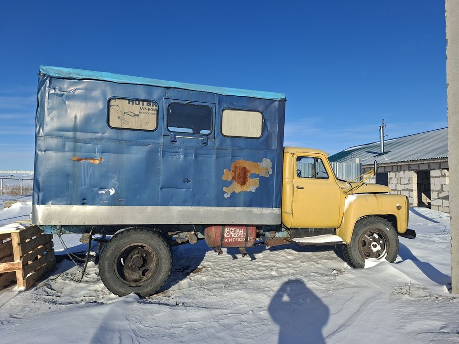 Газ 52 на полном ходу, будка