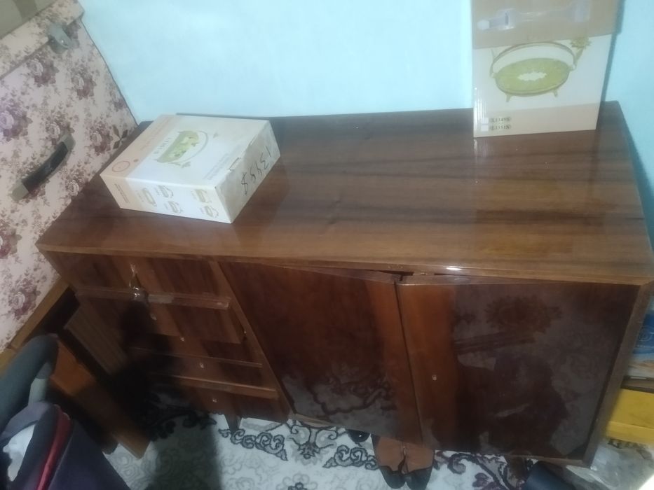 сервант в хорошем состоянии и кароват тумба шкаф пофик стул