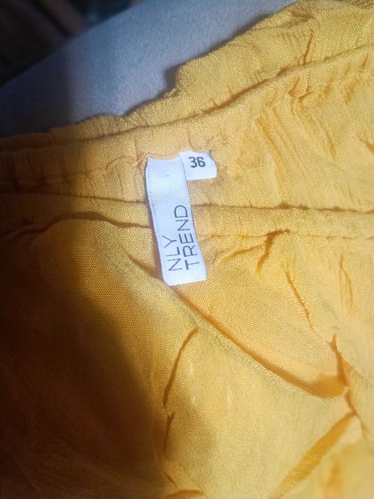 Дълга жълта рокля с цепка