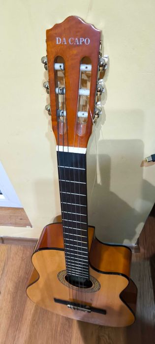 Продавам акустична китара