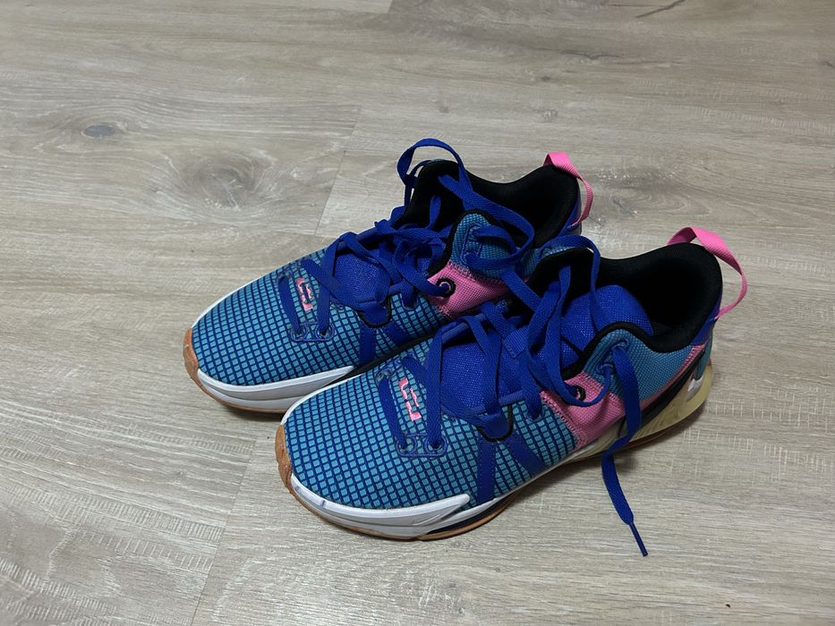 Nike adidasi baschet