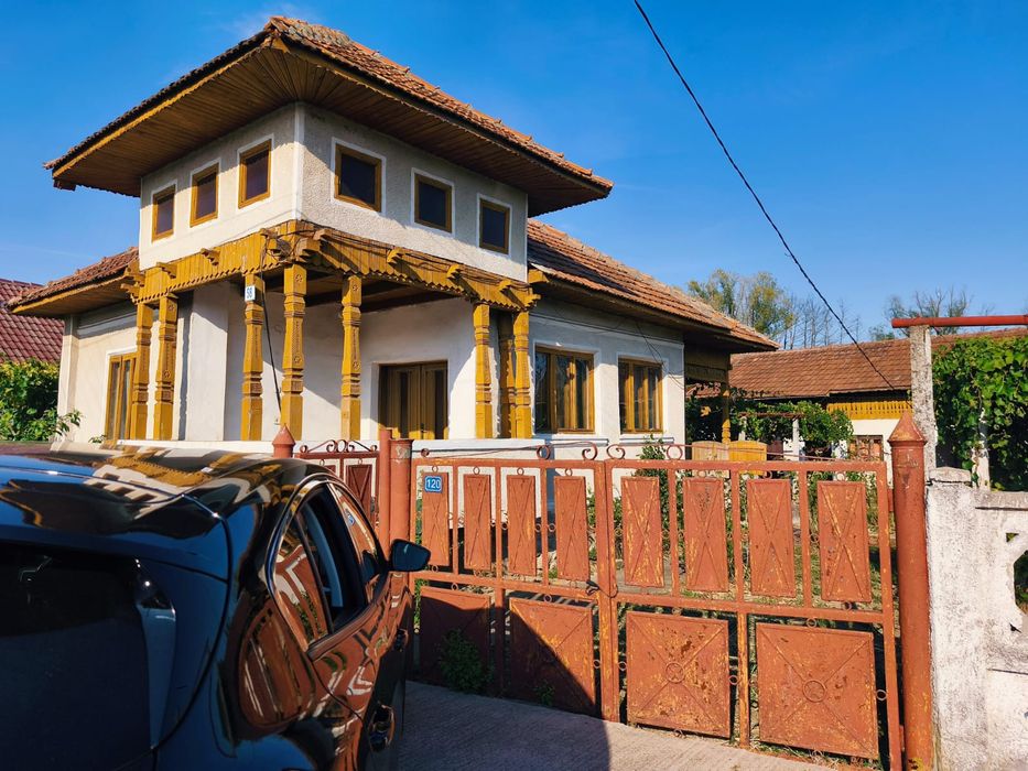 Casă bătrânească de vânzare