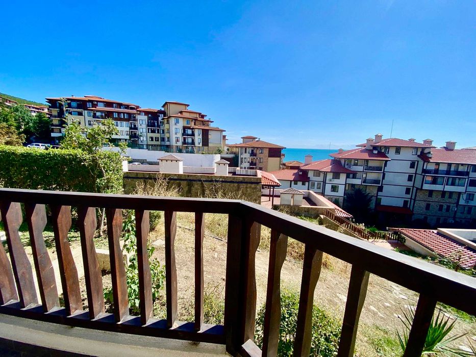 Просторен тристаен апартамент, Първа линия, Гледка море