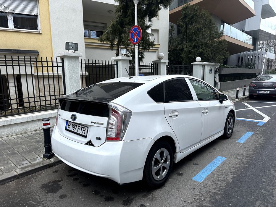 Vand Toyota Prius (prima inmatriculare decembrie 2012)- 6.200 euro