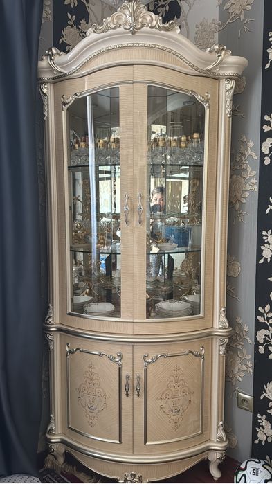 Комод с двумя ветринами