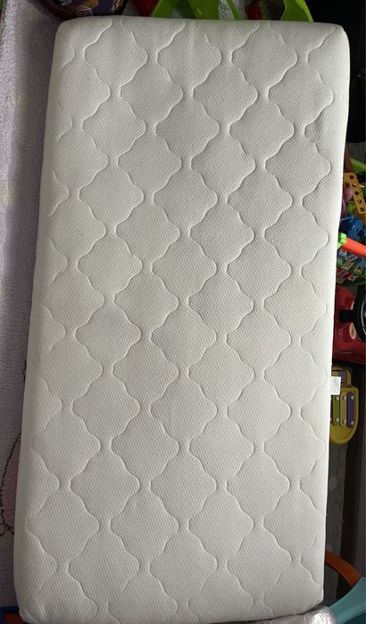 Матрак 60/120 и топ матрак 180/200+ чаршафи, протектор и пелени