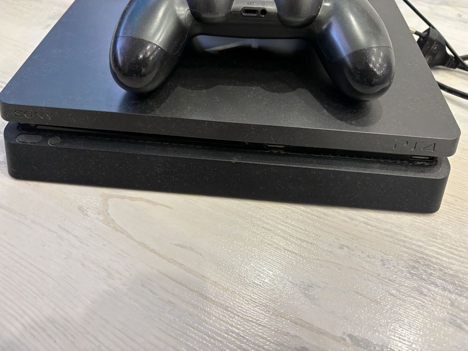 Ps4 плайстейшън 4 с два джойстика.