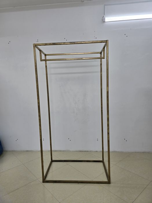 Металлические стойки-вешалки