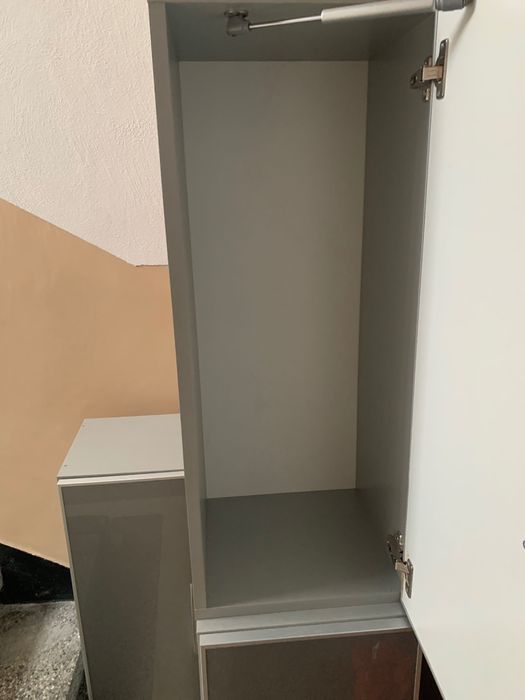 Шкафчета 1 брой бял цвят,другите са сиви на цвят.