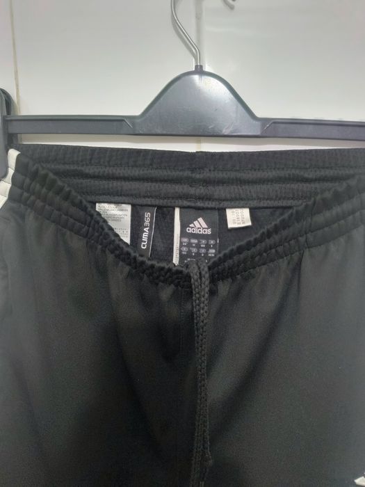 Pantaloni scurți marca Adidas mărime L culoare negru