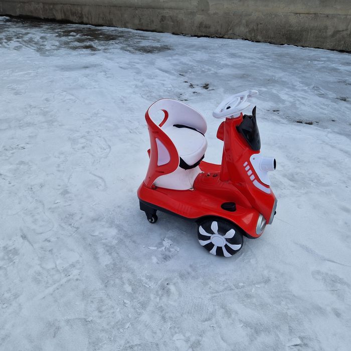 Красная детская машинка