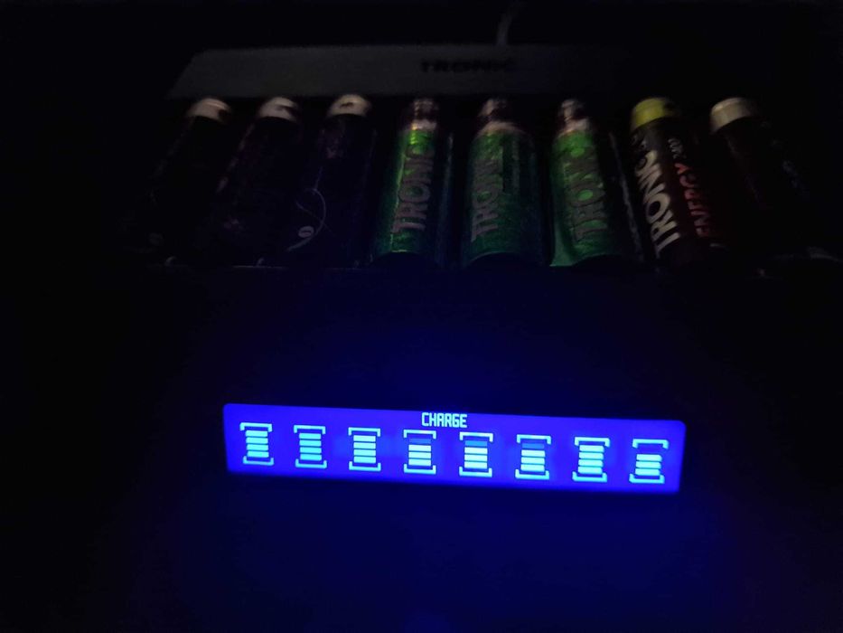 Încărcător pentru acumulatori AA si AAA, inteligent, cu display, nou