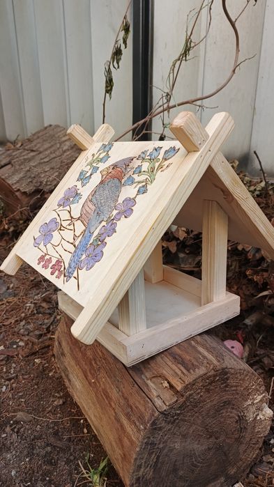 Кормушка для белок и птиц