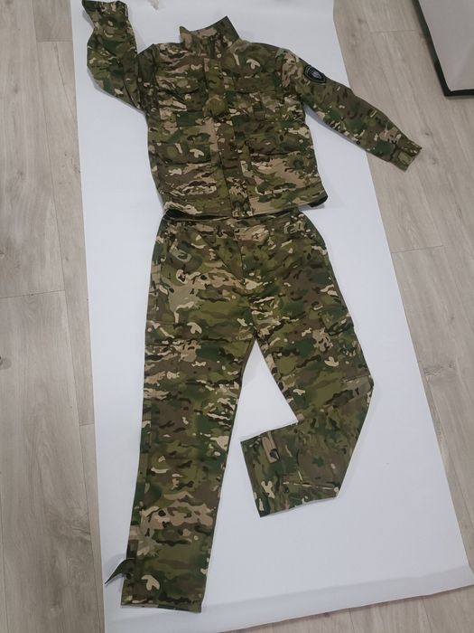 Set combat mărimea  M CA2412 
- compus din:
Geaca :
- lățime umeri= 52