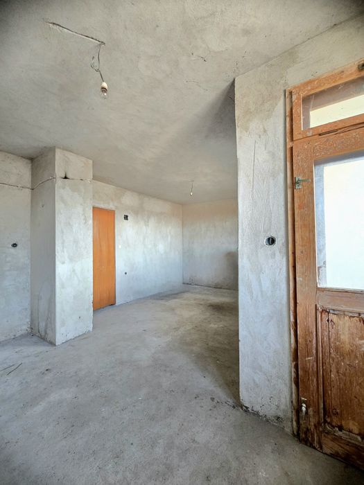 Етаж от масивна къща, сутерен, мансарда, двор и гараж в гр. Лясковец