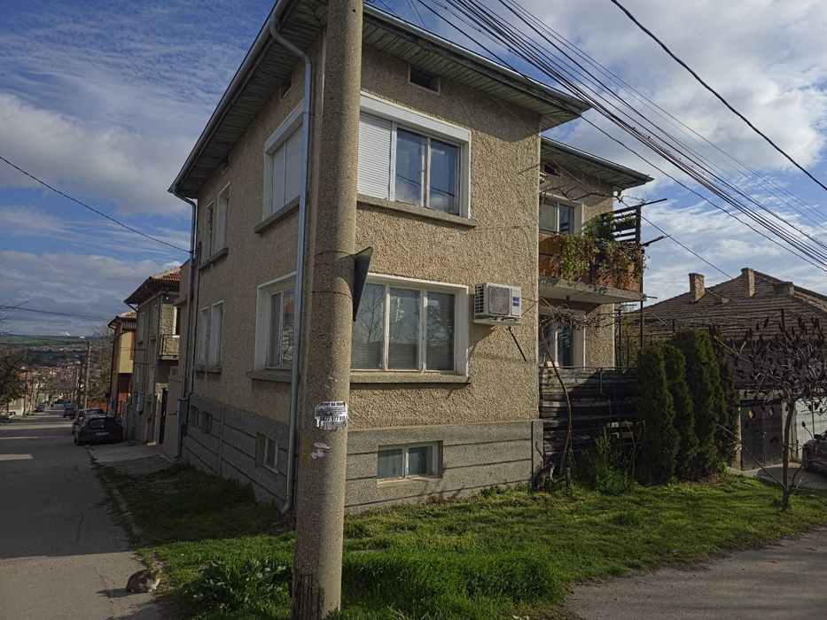 Продава се  3 етажна къща със приземен етаж  108 квадрата на етаж.