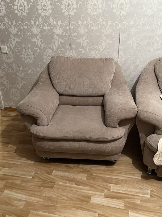 Диван и кресло в гостиную