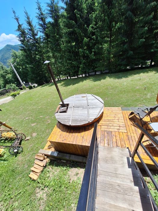 Ciubăr din lemn cu sobă internă – ideal pentru pensiuni și case de vacanță