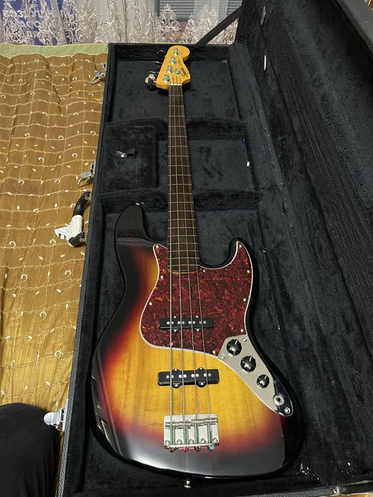Безладовый бас squier classic vibe jazzbass