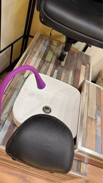 Продавам стол за педикюр с вградена мивка