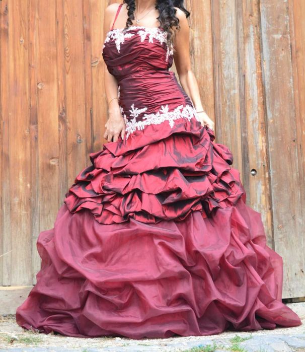 Rochie de mireasă vișinie