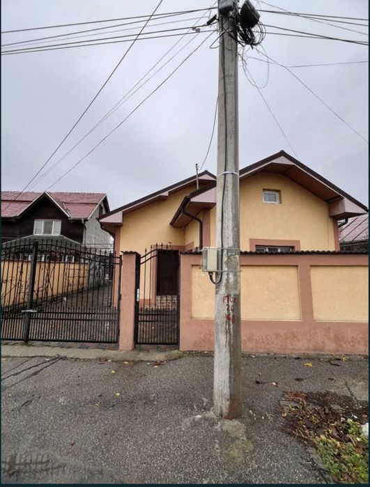 Vând casă cu curte în [zonă] – liniște și confort.
