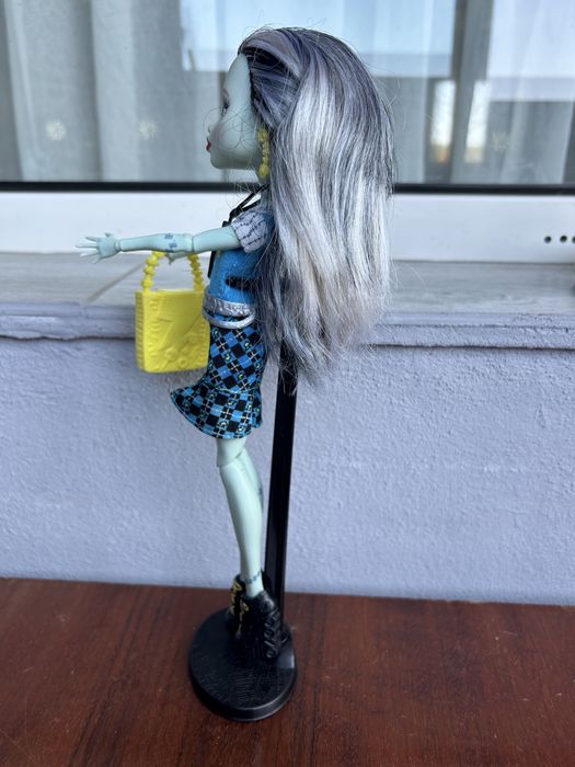 Papusa monsterhigh Frankie Stein  cu stand