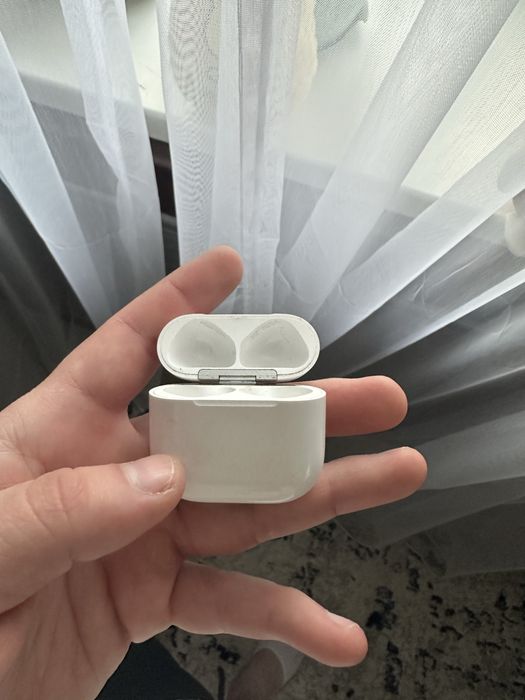 Airpods 4 кейс.