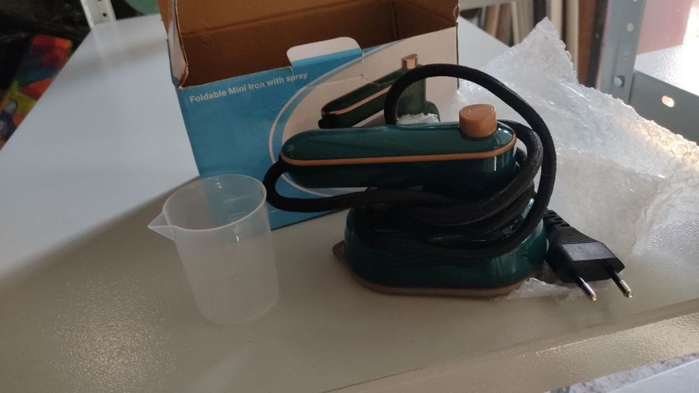 Утюг дорожный зелёный