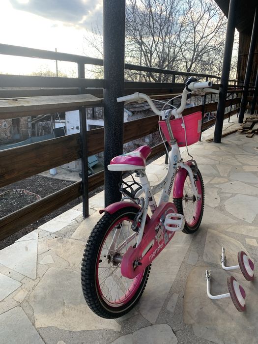 Детско колело в добро състояние с предпазна каска