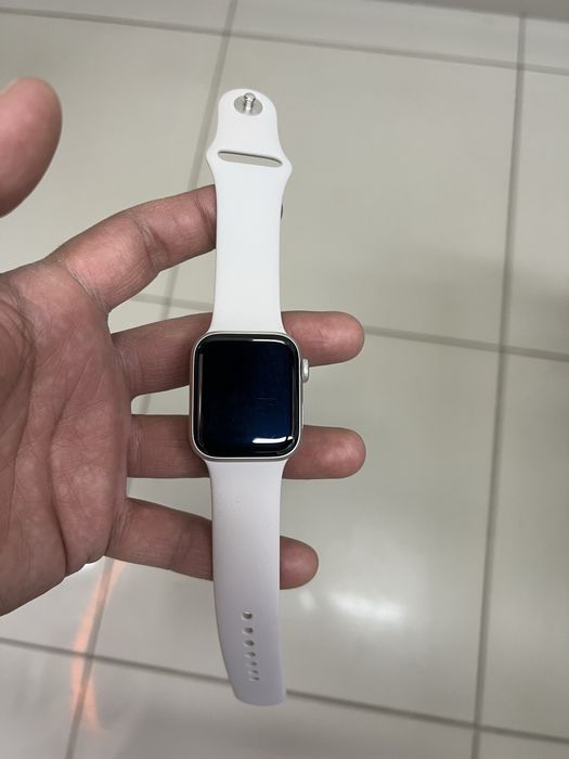 Apple Watch SE 2022, 40 mm Starlight Aluminium Case