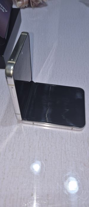 Galaxy Z Flip5. Продам телефон б/у