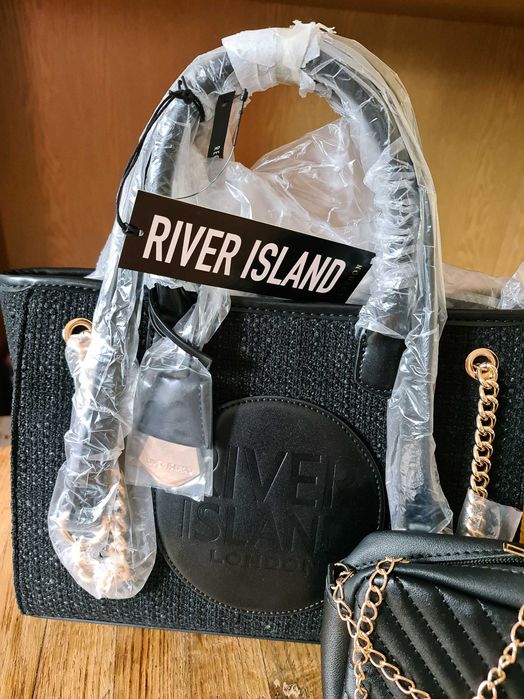 Дамска чанта в плътен черен цвят и с подарък малка чантичка